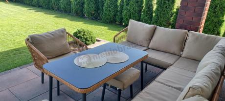 Modułowy narożnik na taras z fotelem, pufami i stołem 120cm Postigo Corner XL Nature