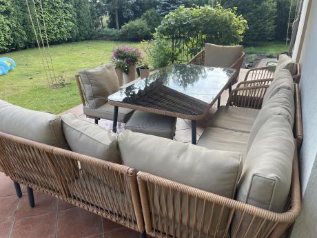 Modułowy narożnik z wysokim stołem, fotelami i pufami Postigo Corner XXL Nature