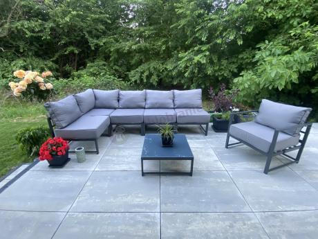 Narożne meble ogrodowe modułowe ze stolikiem i fotelem Trapeno 5 modułów