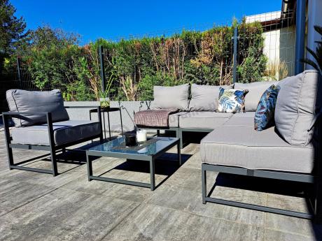 Narożne meble ogrodowe modułowe ze stolikiem i fotelem Trapeno 5 modułów