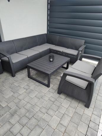 Narożnik do ogrodu Relly VII grafit ze stołem podnoszonym i fotelem + pufy