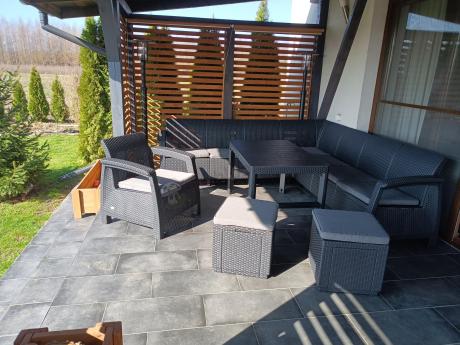 Narożnik do ogrodu Relly VII grafit ze stołem podnoszonym i fotelem + pufy