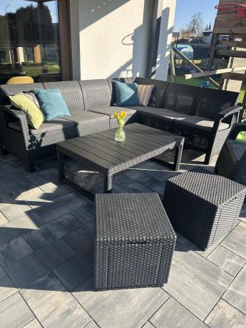 Narożnik do ogrodu Relly VII grafit ze stołem podnoszonym i fotelem + pufy