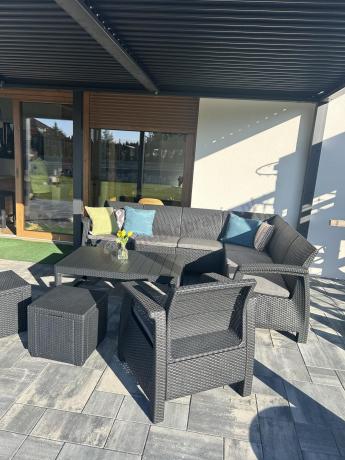 Narożnik do ogrodu Relly VII grafit ze stołem podnoszonym i fotelem + pufy