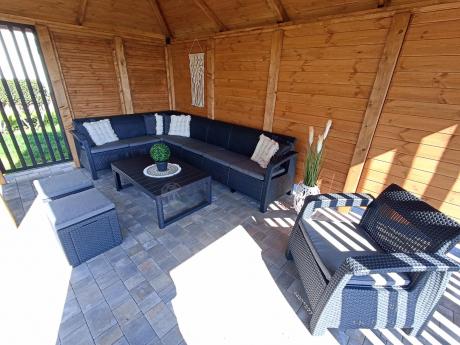 Narożnik do ogrodu Relly VII grafit ze stołem podnoszonym i fotelem + pufy