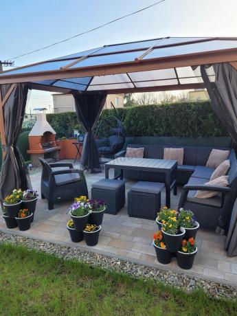 Narożnik do ogrodu Relly VII grafit ze stołem podnoszonym i fotelem + pufy