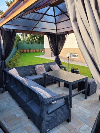 Narożnik do ogrodu Relly VII grafit ze stołem podnoszonym i fotelem + pufy