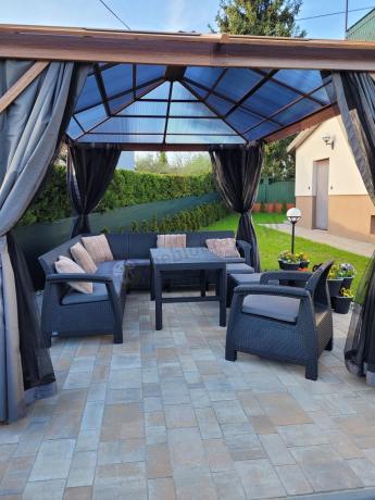 Narożnik do ogrodu Relly VII grafit ze stołem podnoszonym i fotelem + pufy