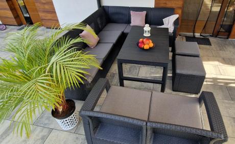 Narożnik do ogrodu Relly VII grafit ze stołem podnoszonym i fotelem + pufy