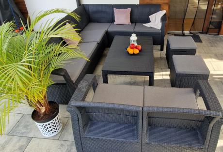 Narożnik do ogrodu Relly VII grafit ze stołem podnoszonym i fotelem + pufy