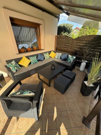 Narożnik do ogrodu Relly VII grafit ze stołem podnoszonym i fotelem + pufy