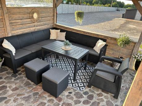 Narożnik do ogrodu Relly VII grafit ze stołem podnoszonym i fotelem + pufy