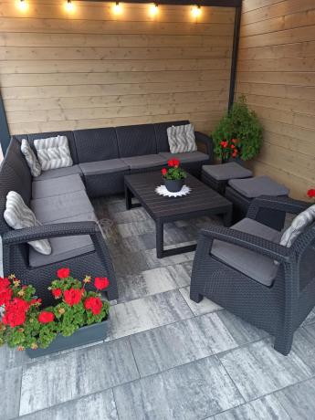 Narożnik do ogrodu Relly VII grafit ze stołem podnoszonym i fotelem + pufy