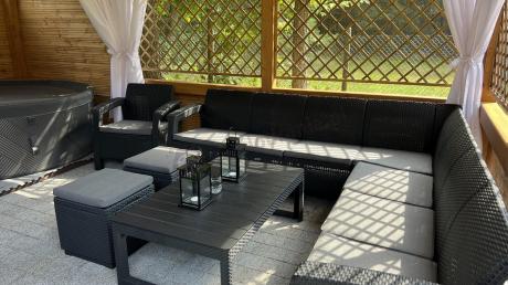 Narożnik do ogrodu Relly VII grafit ze stołem podnoszonym i fotelem + pufy