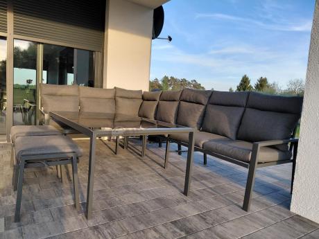 Narożnik na taras na metalowym stelażu ze stołem 160cm i pufami - Doros Corner XXL - Dark Grey