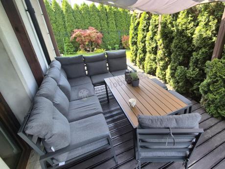 Narożnik na taras na metalowym stelażu ze stołem 160cm i pufami - Doros Corner XXL - Polywood Dark Grey