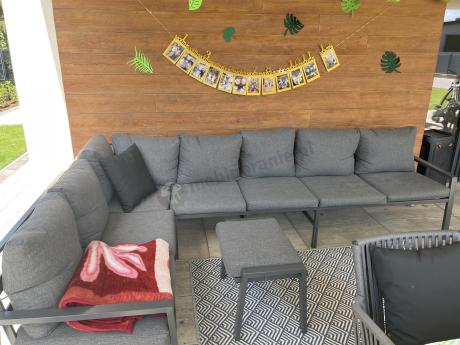 Narożnik na taras na metalowym stelażu ze stołem 160cm i pufami - Sodor Corner XXL - Dark Grey