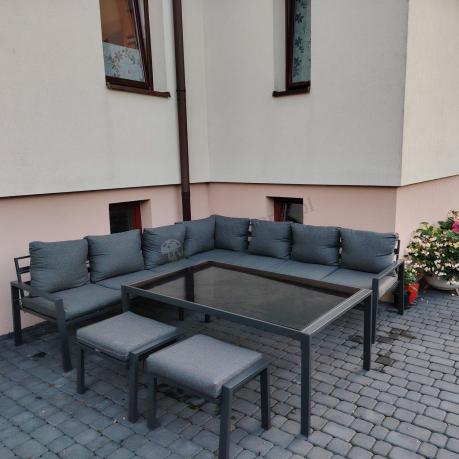 Narożnik na taras na metalowym stelażu ze stołem 160cm i pufami - Sodor Corner XXL - Dark Grey