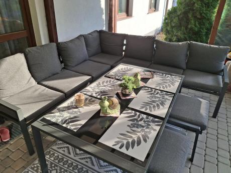 Narożnik na taras na metalowym stelażu ze stołem 160cm i pufami - Sodor Corner XXL - Dark Grey