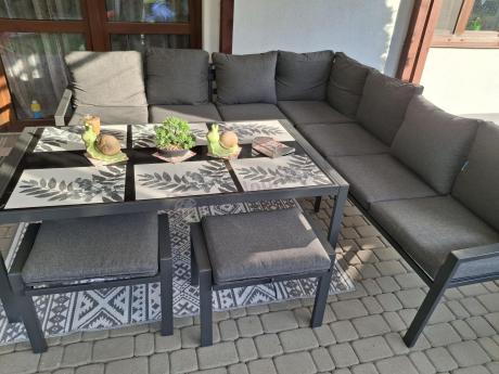 Narożnik na taras na metalowym stelażu ze stołem 160cm i pufami - Sodor Corner XXL - Dark Grey