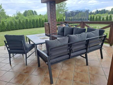 Narożnik na taras na metalowym stelażu ze stołem 160cm i pufami - Sodor Corner XXL - Dark Grey