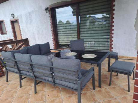 Narożnik na taras na metalowym stelażu ze stołem 160cm i pufami - Sodor Corner XXL - Dark Grey