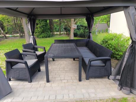 Narożnik na taras Rellme VI ze stołem obiadowym i 2 fotelami grafit