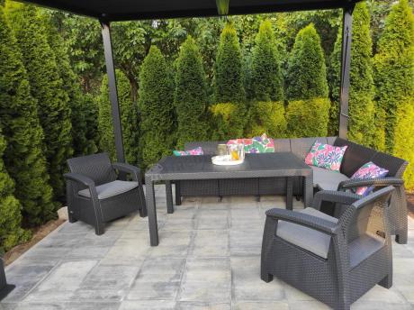 Narożnik na taras Rellme VI ze stołem obiadowym i 2 fotelami grafit