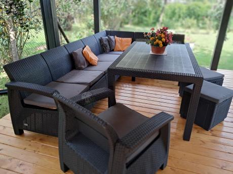 Narożnik na taras Rellme VII grafit ze stołem obiadowym i fotelem + pufy
