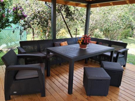 Narożnik na taras Rellme VII grafit ze stołem obiadowym i fotelem + pufy