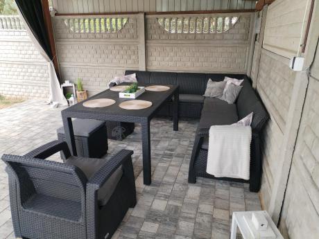 Narożnik na taras Rellme VII grafit ze stołem obiadowym i fotelem + pufy