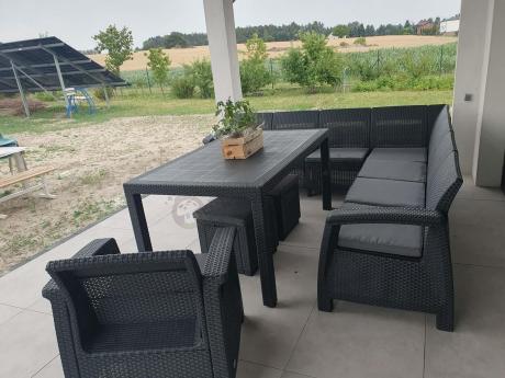 Narożnik na taras Rellme VII grafit ze stołem obiadowym i fotelem + pufy