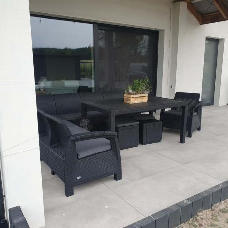 Narożnik na taras Rellme VII grafit ze stołem obiadowym i fotelem + pufy