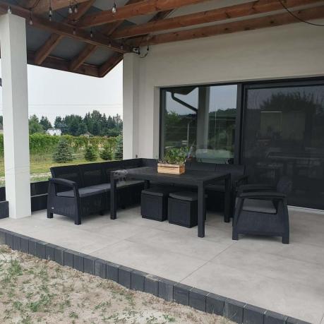 Narożnik na taras Rellme VII grafit ze stołem obiadowym i fotelem + pufy