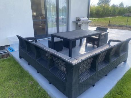 Narożnik na taras Rellme VII grafit ze stołem obiadowym i fotelem + pufy