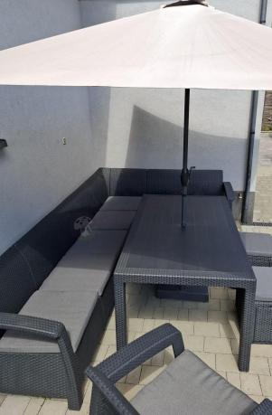 Narożnik na taras Rellme VII grafit ze stołem obiadowym i fotelem + pufy