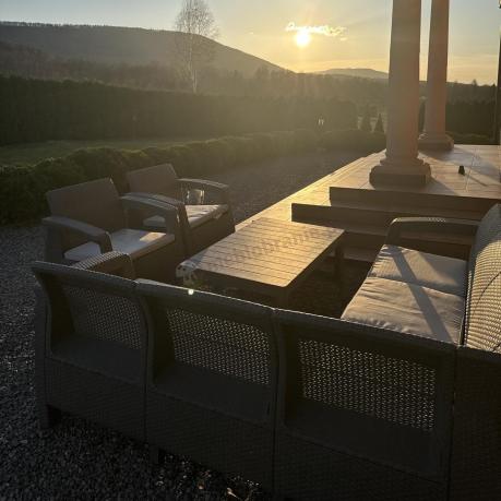 Narożnik ogrodowy z podnoszonym stołem Relly z dwoma fotelami cappuccino