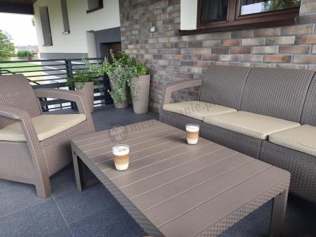 Narożnik ogrodowy z podnoszonym stołem Relly z dwoma fotelami cappuccino