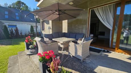 Narożnik tarasowy 207x207cm ze stołem obiadowym 95x95cm i fotelami Novici - Creme