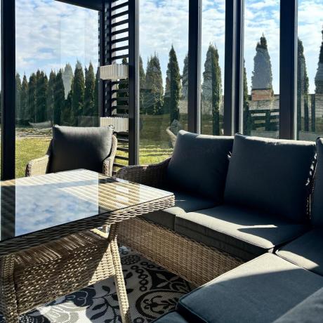 Narożnik tarasowy 207x207cm ze stołem obiadowym 95x95cm i fotelami Novici - Creme