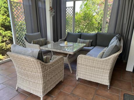 Narożnik tarasowy 207x207cm ze stołem obiadowym 95x95cm i fotelami Novici - Creme