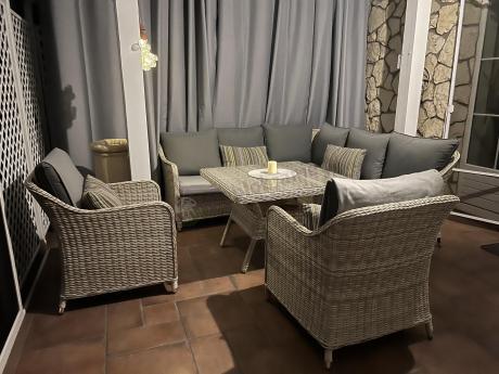 Narożnik tarasowy 207x207cm ze stołem obiadowym 95x95cm i fotelami Novici - Creme