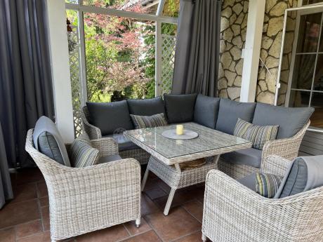 Narożnik tarasowy 207x207cm ze stołem obiadowym 95x95cm i fotelami Novici - Creme