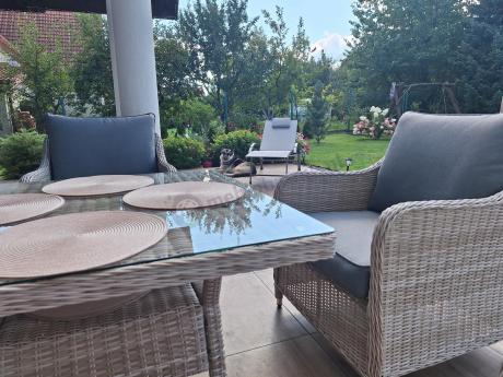 Narożnik tarasowy 207x207cm ze stołem obiadowym 95x95cm i fotelami Novici - Creme