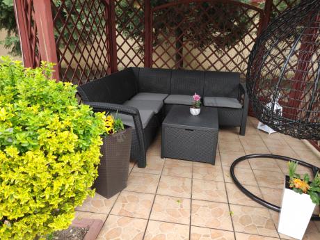 Narożnik tarasowy ze stolikiem skrzynią