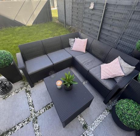 Narożnik tarasowy ze stolikiem skrzynią