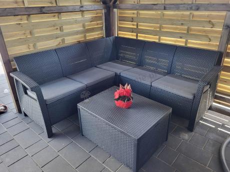 Narożnik tarasowy ze stolikiem skrzynią