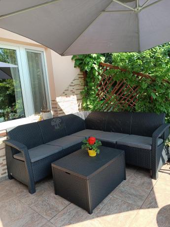 Narożnik tarasowy ze stolikiem skrzynią