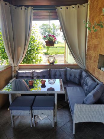 Narożnik technorattan ze stołem 120x70cm i pufami Perata Corner Light Grey