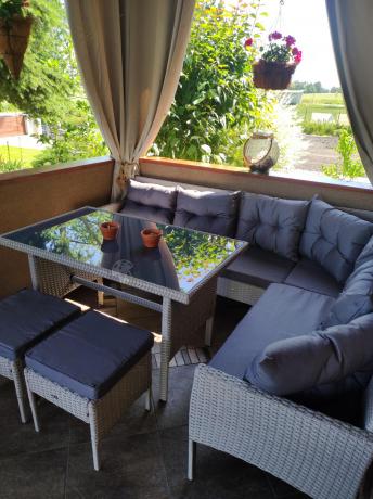 Narożnik technorattan ze stołem 120x70cm i pufami Perata Corner Light Grey